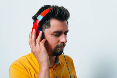 Stüdyoda poz veren adam