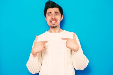 Erkek el parmağı göğsünü işaret ediyor. Jest yap. Ben kimim?.