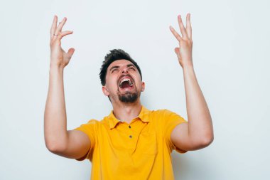 Neşeli, çok mutlu bir adam.