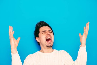 Neşeli, çok mutlu bir adam.