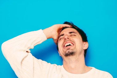 Stüdyoda poz veren adam