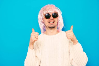 Gözlüklü ve peruklu komik inek..