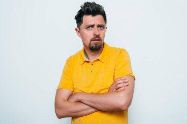 Kollarını kavuşturmuş bir adamın portresi.