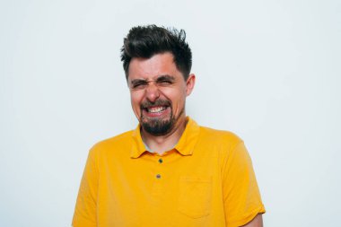 Stüdyoda poz veren adam