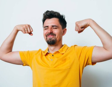 Adam ona kaslarını gösteriyor.