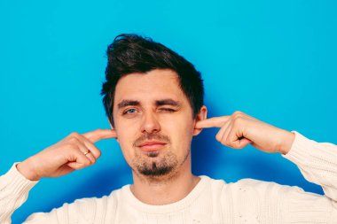 Stüdyoda poz veren adam