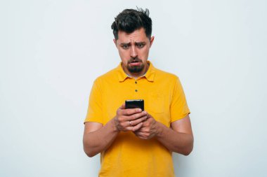 Akıllı telefonu olan bir adam.