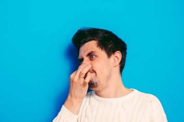 Leş gibi kokuyor. Adamın burnunu kapatır.