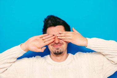 Erkekler gözlerini onun elleriyle kapatır.