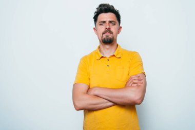 Kollarını kavuşturmuş bir adamın portresi.