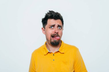 Stüdyoda poz veren adam