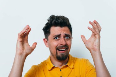 Adam korkudan korkuyor.