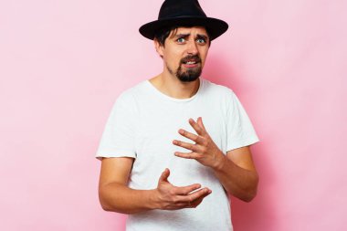 Adam ellerini havaya kaldırıyor.