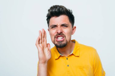 Stüdyoda poz veren adam