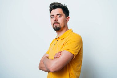 Kollarını kavuşturmuş bir adamın portresi.