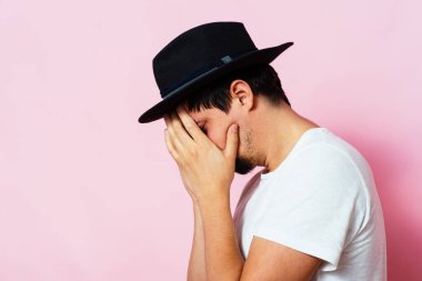 Umutsuz adam. Stüdyo fotoğrafı