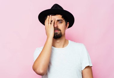  Adam elleriyle yüzünü kapatıyor.