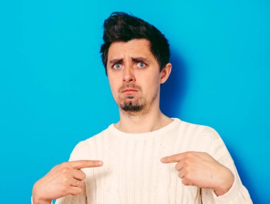 Erkek el parmağı göğsünü işaret ediyor. Jest yap. Ben kimim?.