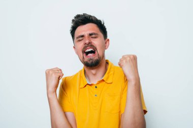 Neşeli, çok mutlu bir adam.