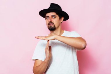 Bir adam ellerini gösterir Mola durdurur.