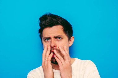 Adam korkudan korkuyor.