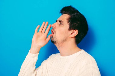 Stüdyoda poz veren adam