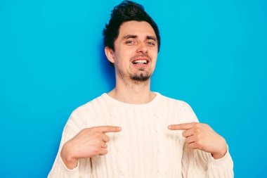 Erkek el parmağı göğsünü işaret ediyor. Jest yap. Ben kimim?.