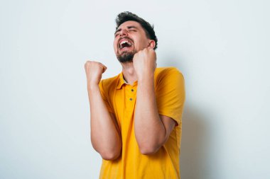 Neşeli, çok mutlu bir adam.