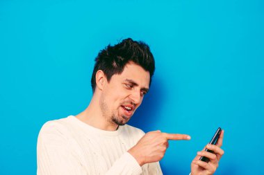 Akıllı telefonu olan bir adam.