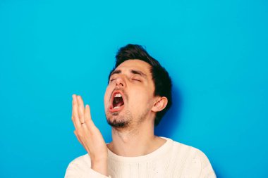 Stüdyoda poz veren adam