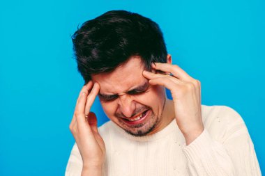 Stüdyoda poz veren adam