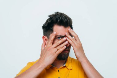 Erkekler gözlerini onun elleriyle kapatır.