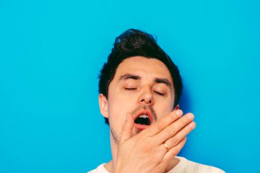 Stüdyoda poz veren adam