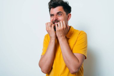 Adam tırnaklarını yiyor.