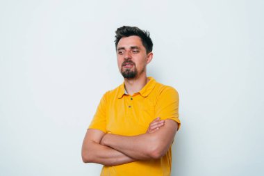 Kollarını kavuşturmuş bir adamın portresi.