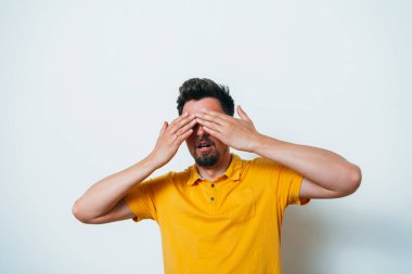 Erkekler gözlerini onun elleriyle kapatır.