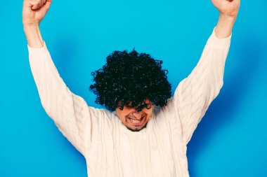 Stüdyoda poz veren adam