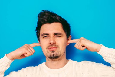 Stüdyoda poz veren adam