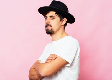 Kollarını kavuşturmuş bir adamın portresi.