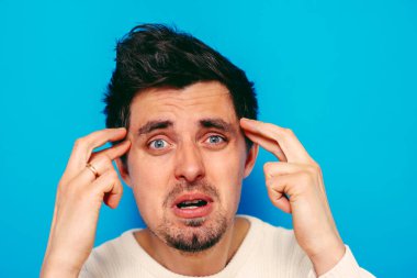 Fotoğraf stüdyosunda poz veren genç adam.