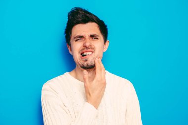 Fotoğraf stüdyosunda poz veren genç adam.