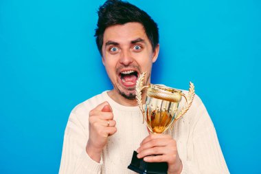 Altın kadehli bir adam