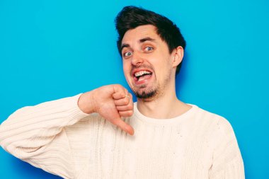 Adam baş parmak hareketi gösteriyor.