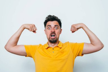 Adam ona kaslarını gösteriyor.