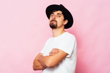 Kollarını kavuşturmuş bir adamın portresi.