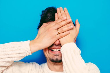 Erkekler gözlerini onun elleriyle kapatır.