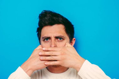 Adam ağzını kapatır.