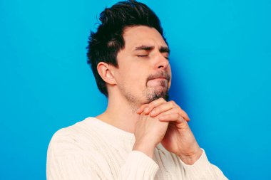 Fotoğraf arkaplanında poz veren adam