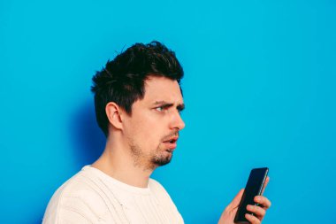 Akıllı telefonu olan bir adam.