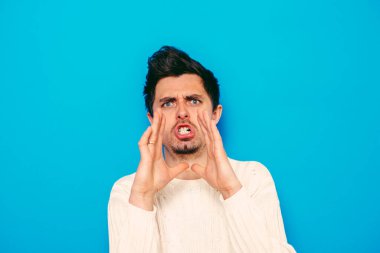 Fotoğraf arkaplanında poz veren adam